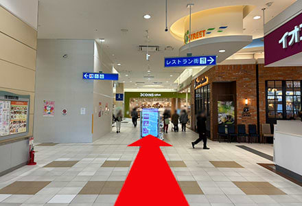 店内を直進します。