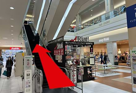 右手にエスカレーターが見えますので、そちらで2階へ上がります。