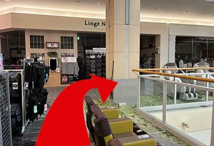 右手にマッサージチェアがありますので、右折して直進します。