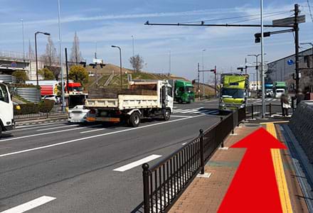 下車後、左へ進みます。