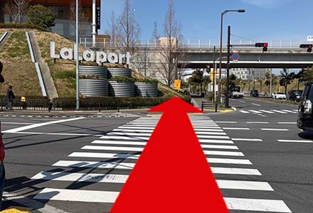 一つ目の信号を渡り、黄色の看板まで進みます。