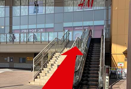 エレベーターを出て、階段を上ります。