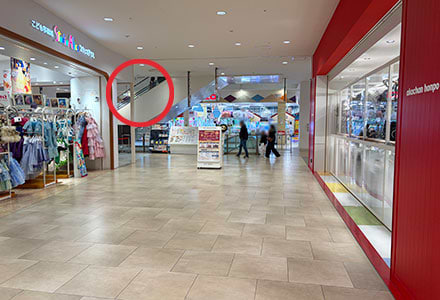 エスカレーターが見えますので、そちらへ向かいます。