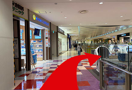 一つ目の曲がり角を右に曲がります。