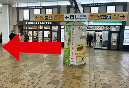 小田急線海老名駅西口改札を出て、左に進みます。