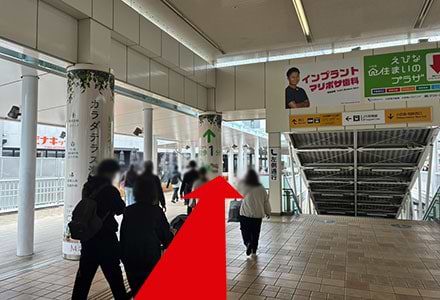相鉄海老名駅方面へ降りる階段の左側を進みます。