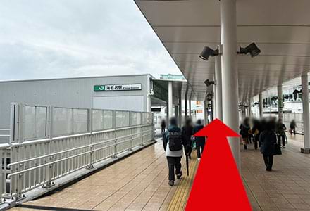 JR相模線海老名駅の改札前を通過し、そのまままっすぐ進みます。