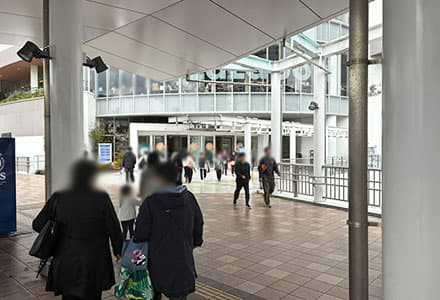 右手にあるららぽーと海老名の2階入口から入ります。