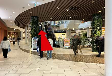 目の前のエスカレーターに乗り、4階まで上がります。