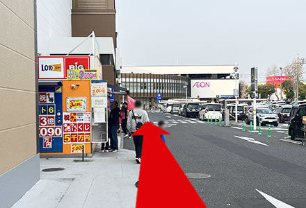 施設沿いに進みます。