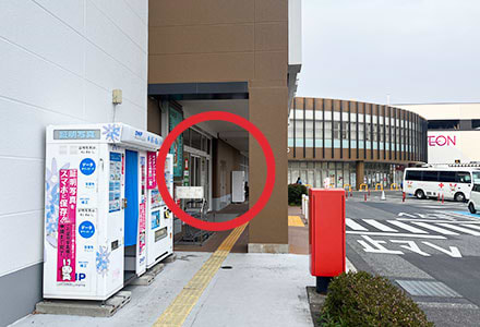 証明写真機を通り過ぎた先の入口から入ります。