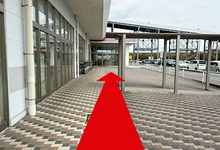 バス停から右へお進みください。