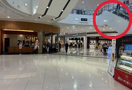 スターバックス前のエスカレーターで2階へ上がってください。
