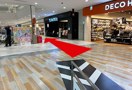 2階に上がったら右へ進み、サンマルク前を直進してください。