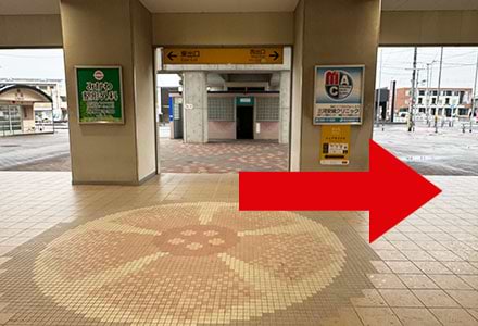 改札を出て、西出口方面へ進みます。