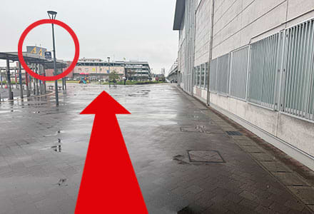 西出口を出るとアピタ安城南が見えますので、その方向へ進みます。