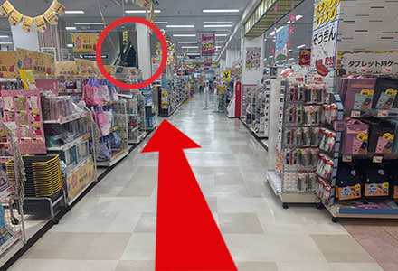 おもちゃコーナーを通過すると、左手にエスカレーターがあります。
