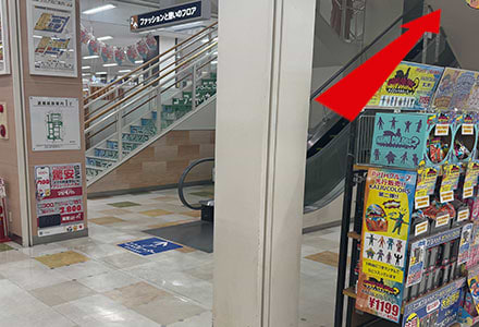 エスカレーターで2階へ上がります。