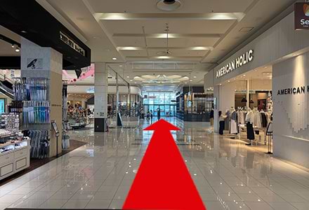 入店すると、右手にセリアが見えますので、そのまま通り過ぎて直進してください。