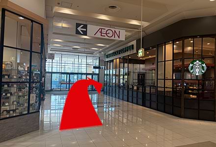 右手にスターバックスが見えたら、通り過ぎて右へ曲がってください。