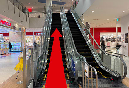 エスカレーターで4階へ上がります。