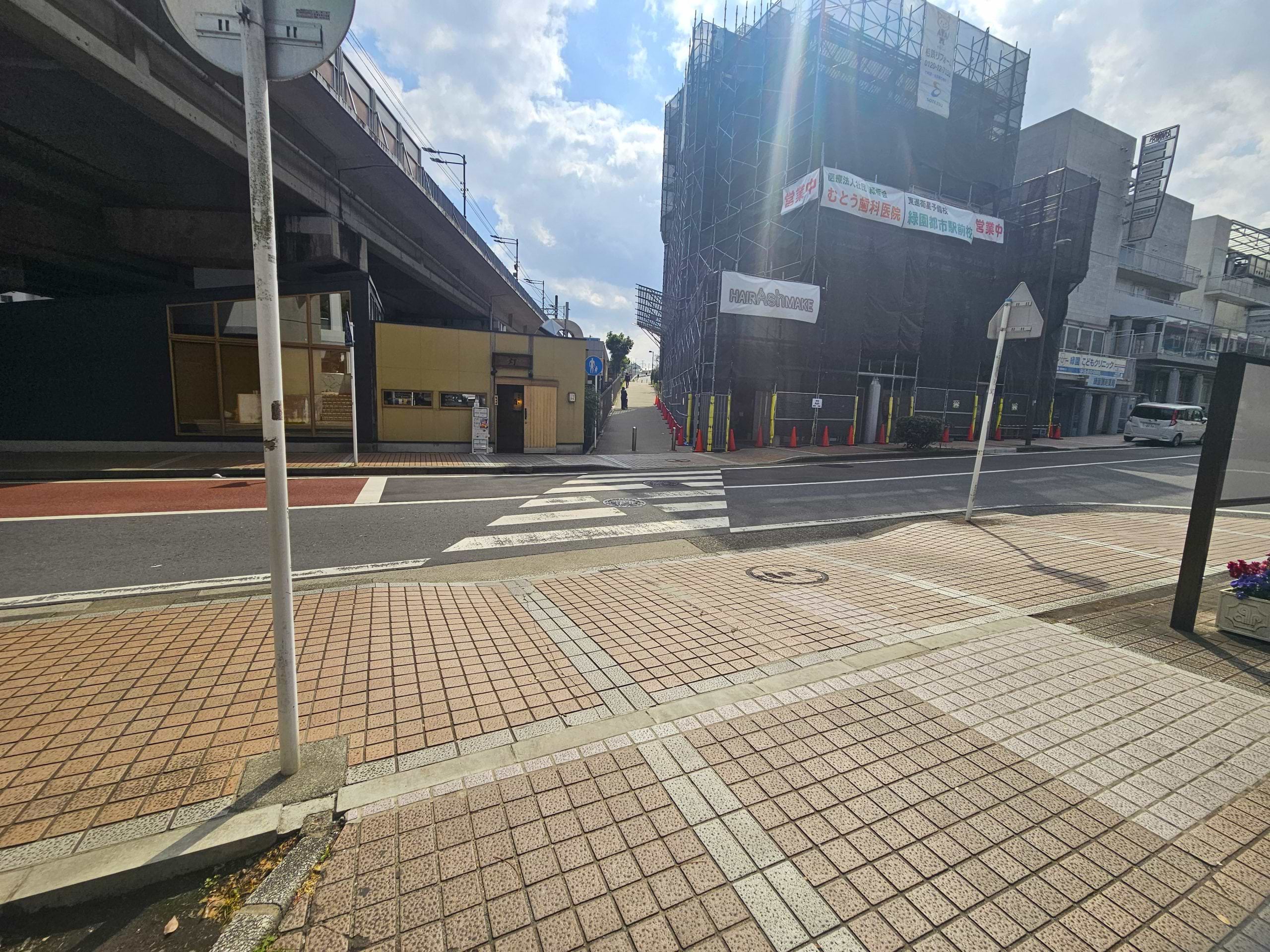 正面の横断歩道を渡り、右折するとすぐ左手の建物に当店がございます