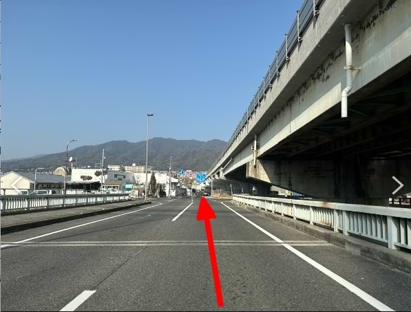 バイパスを降りましたら道なりに直進します