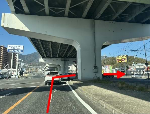 スバル中四国株式会社 五日市店がある交差点を右に曲がります