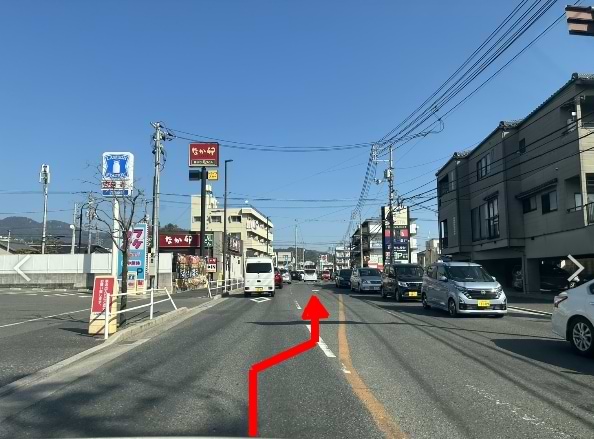 なか卯 広島五日市店を目印に右折レーンに入り右に曲がっていただき、フレスタ 波出石店の施設内へと入ります