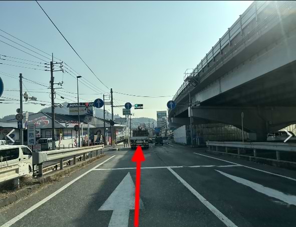 バイパスを降りましたら道なりに直進します