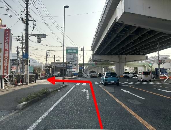 丸源ラーメン 広島五日市店がある交差点を左へ曲がります