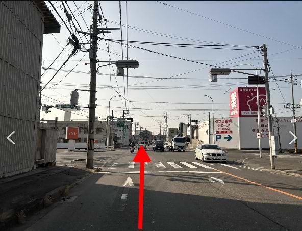 クスリ岩崎チェーン 五日市城山店がある交差点を通過します