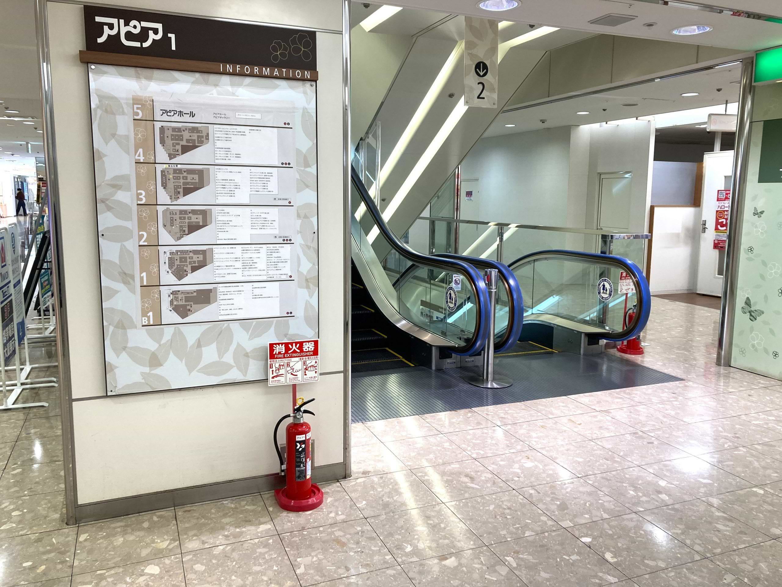 エスカレーターで地下1階へ進み、エスカレーターを降りたらすぐ右手に当店がございます