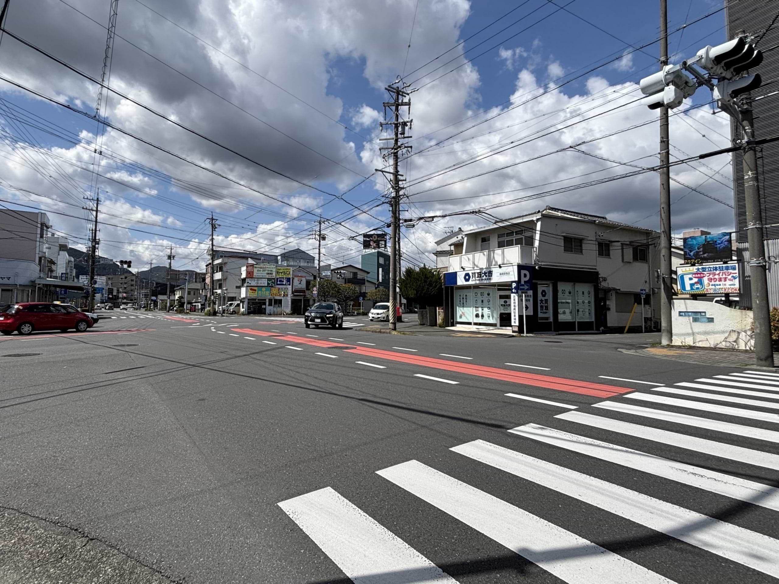 安西4丁目交差点の北側に当店がございます