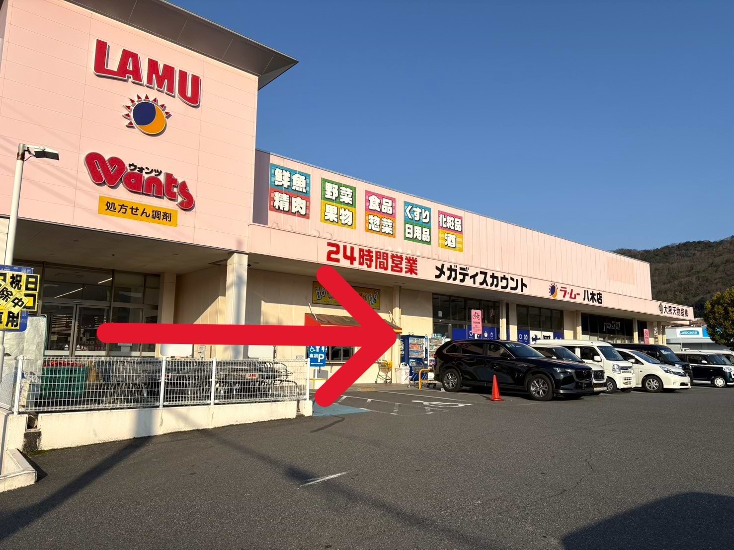 施設正面入口を正面に見て、右手に進みます