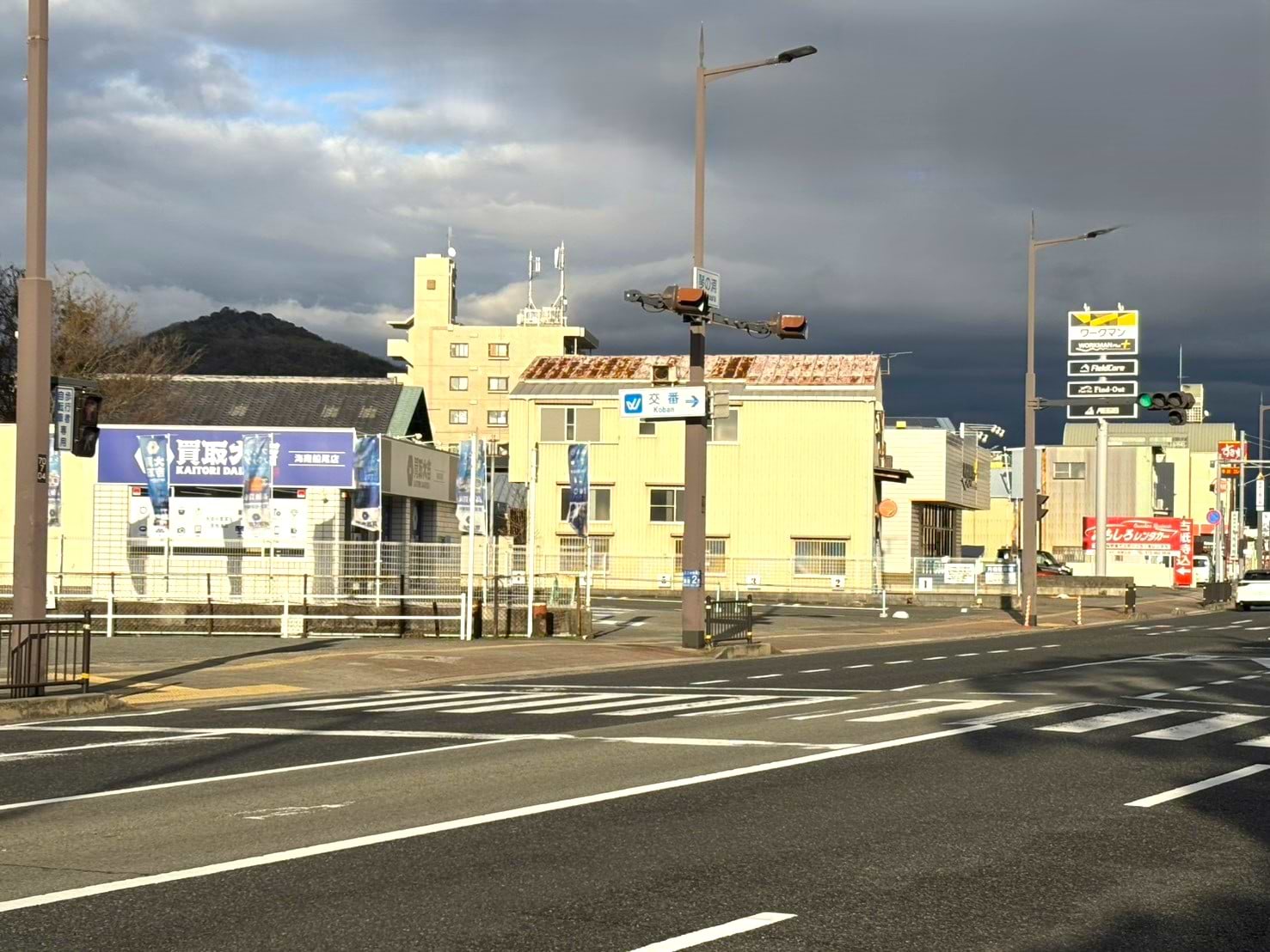 ワークマンプラス 海南店と石本病院の間に当店がございます