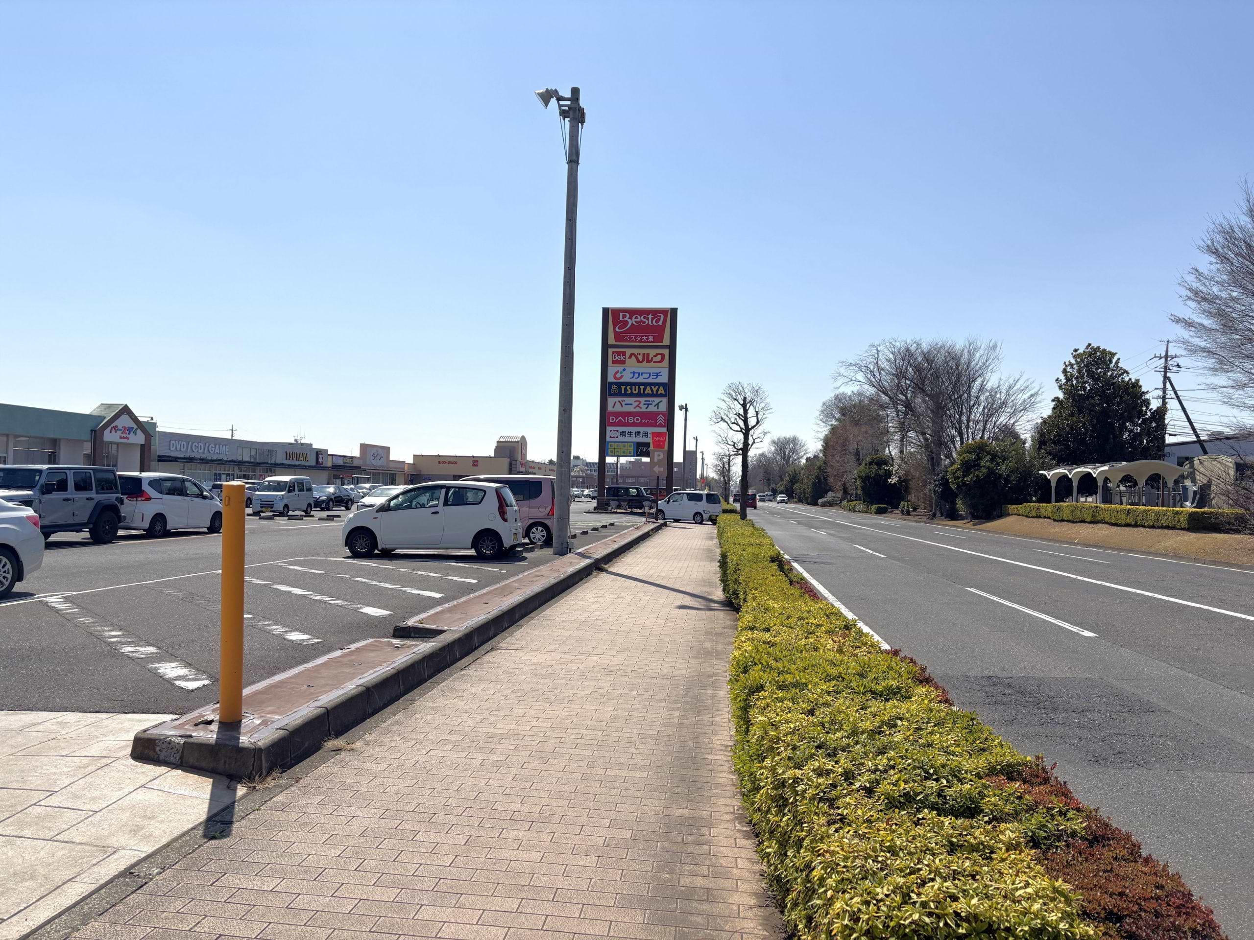 ハナミズキ通り沿いのベルク大泉店入口を左折します