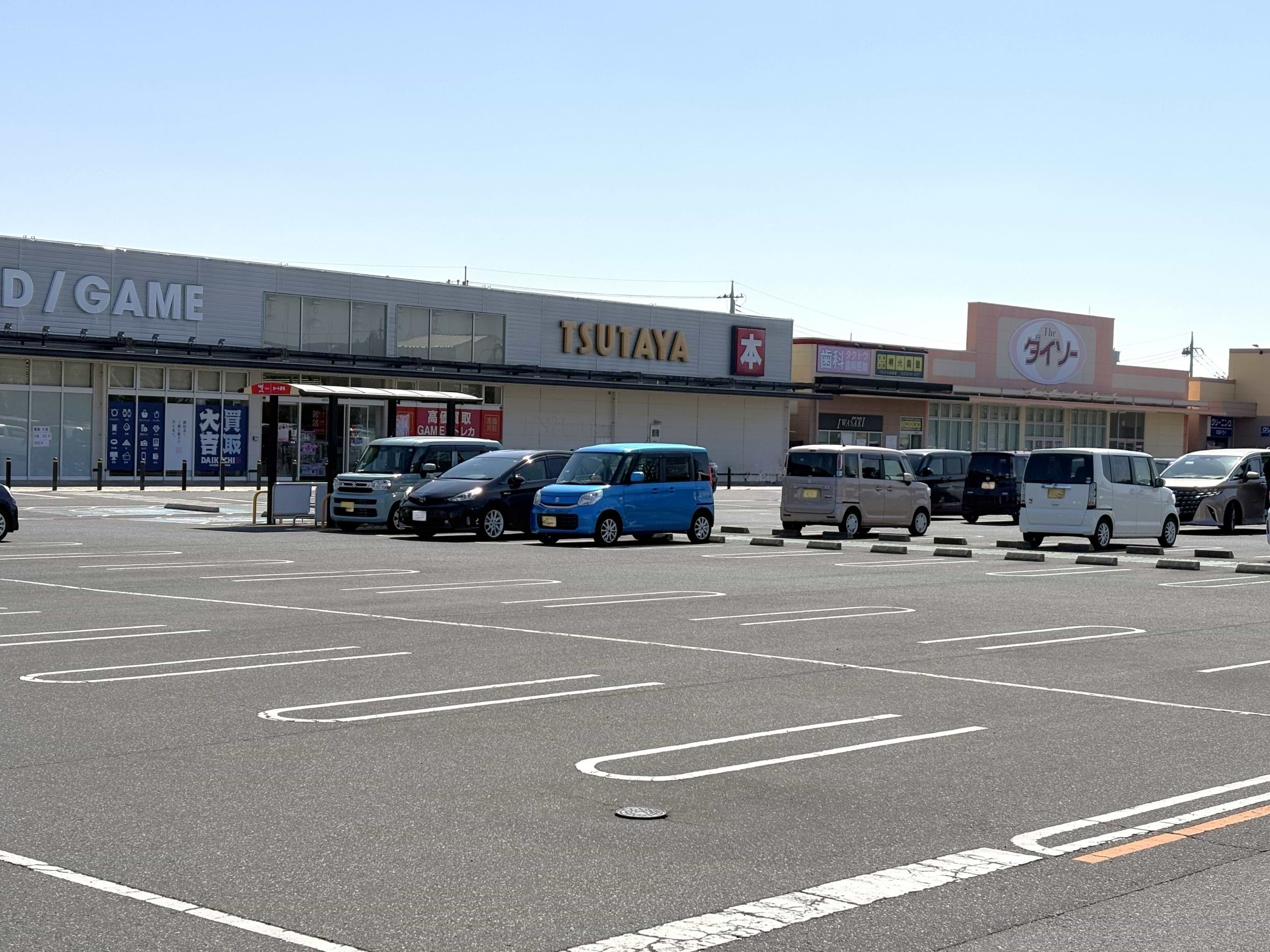 TSUTAYA大泉店の目の前の駐車場をご利用ください