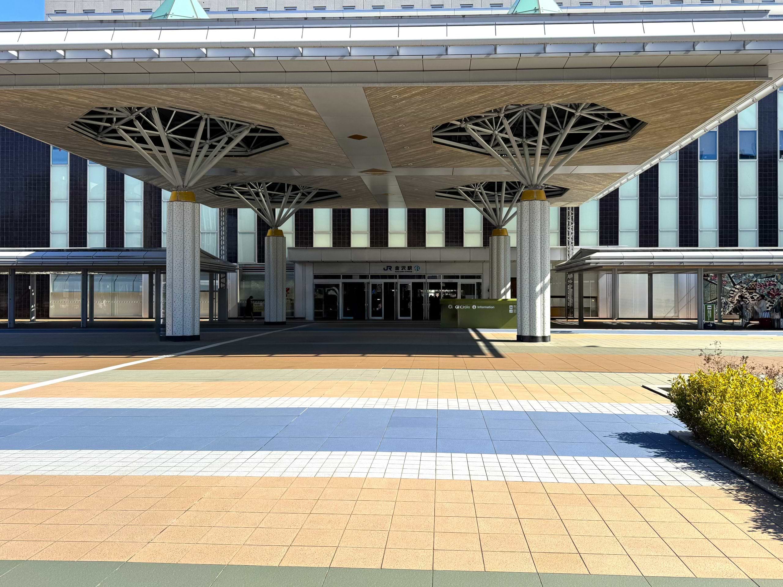 駅を西口より出ます