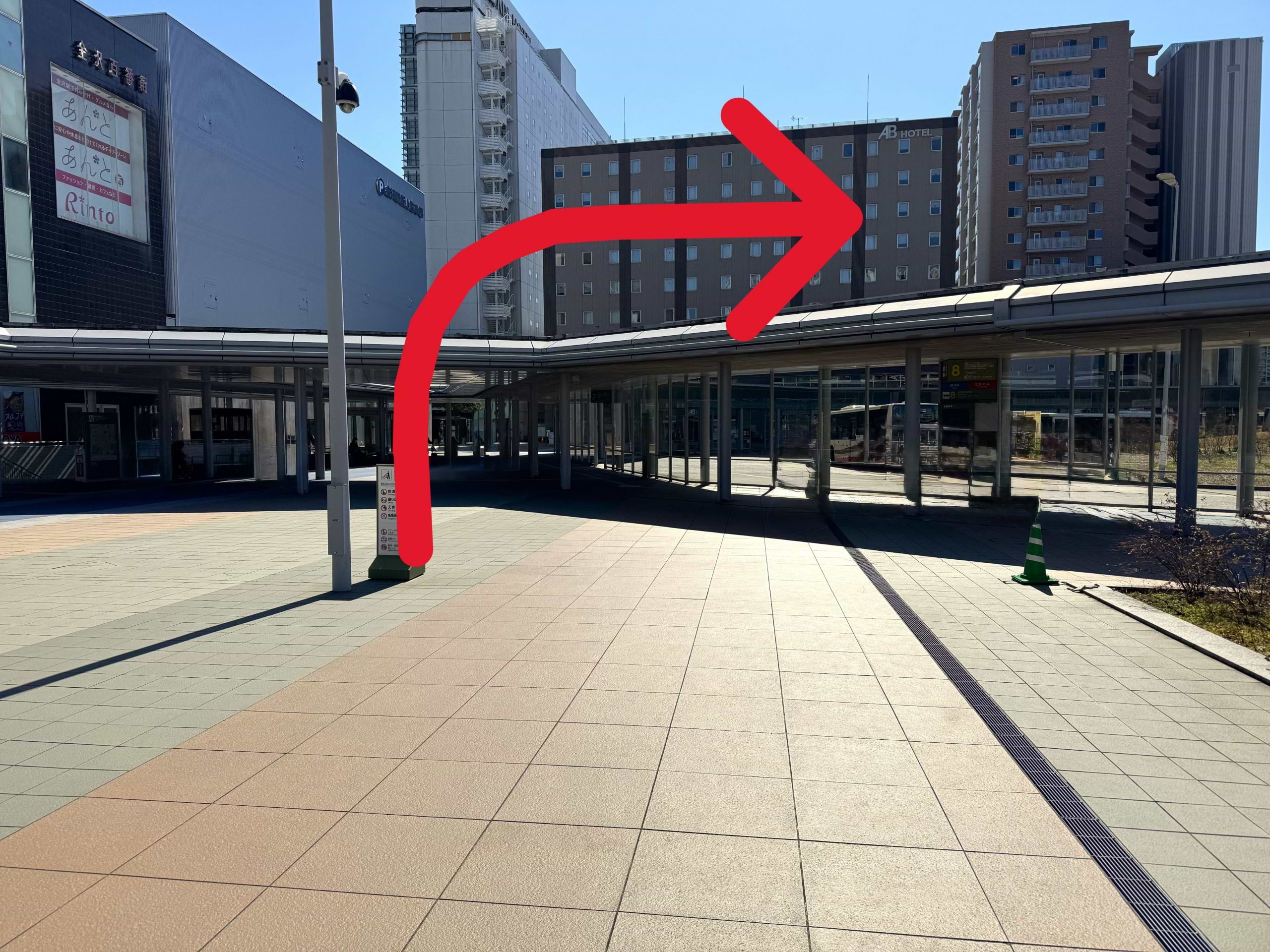 バスロータリーに沿って、時計回りに進みます