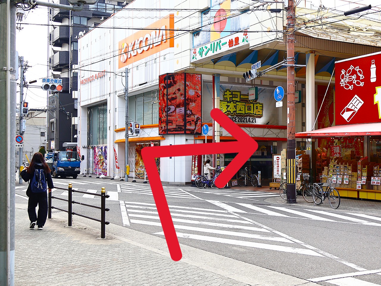 柏里本通商店街内へ入り、100ｍほど直進します