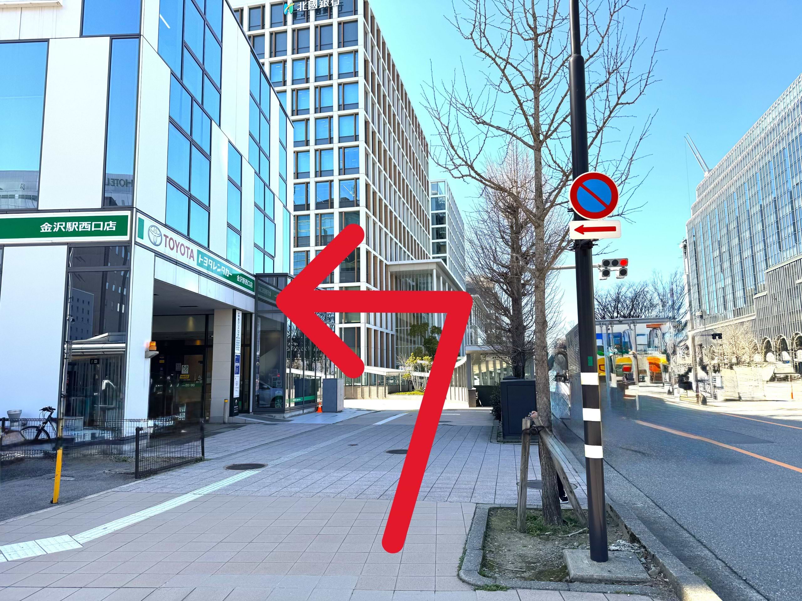 トヨタレンタカー金沢駅西口店様を目印に、【広岡】交差点を左折します