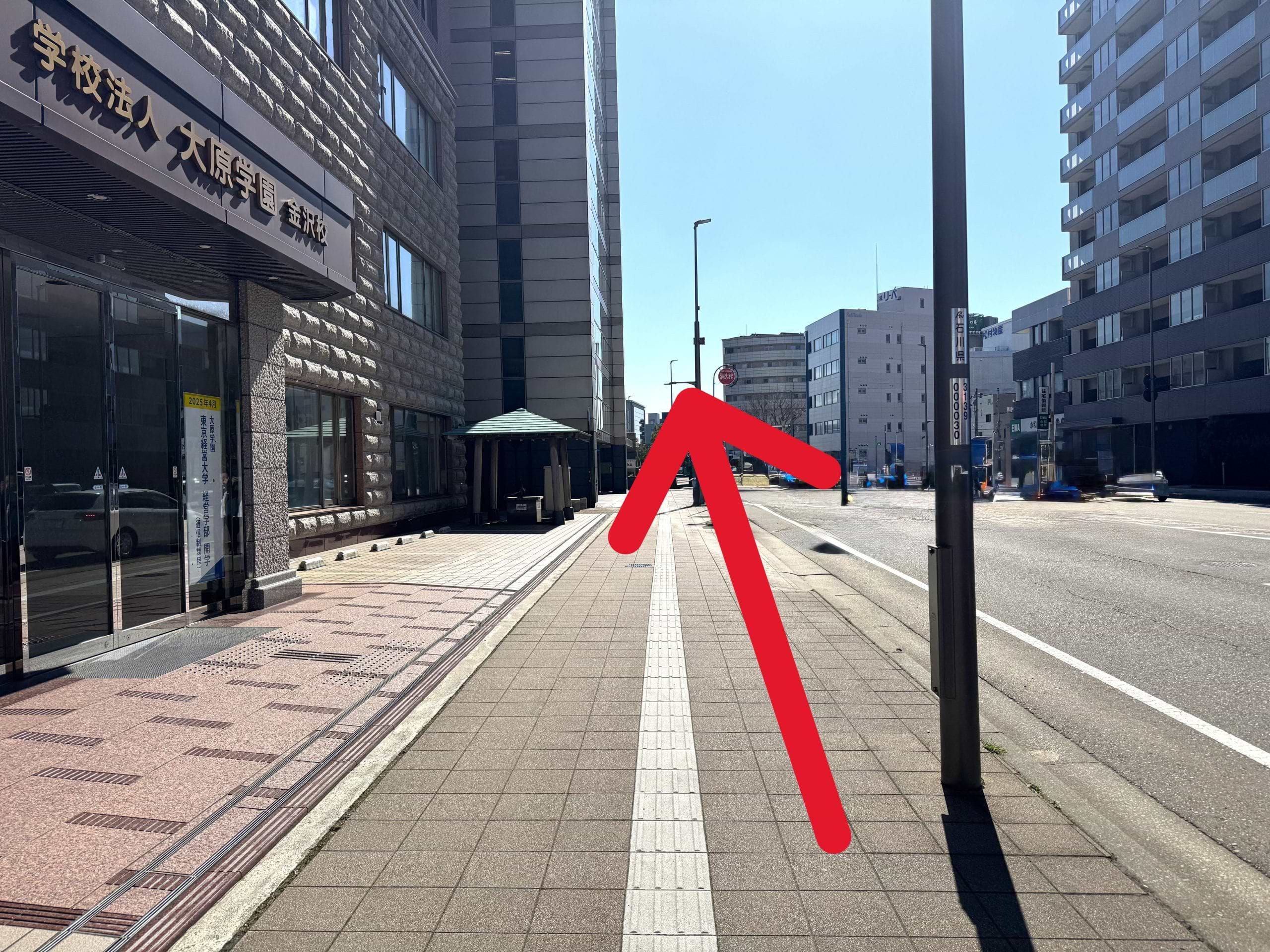 県道60号線沿いを中橋町方面へ向かってそのまま直進します