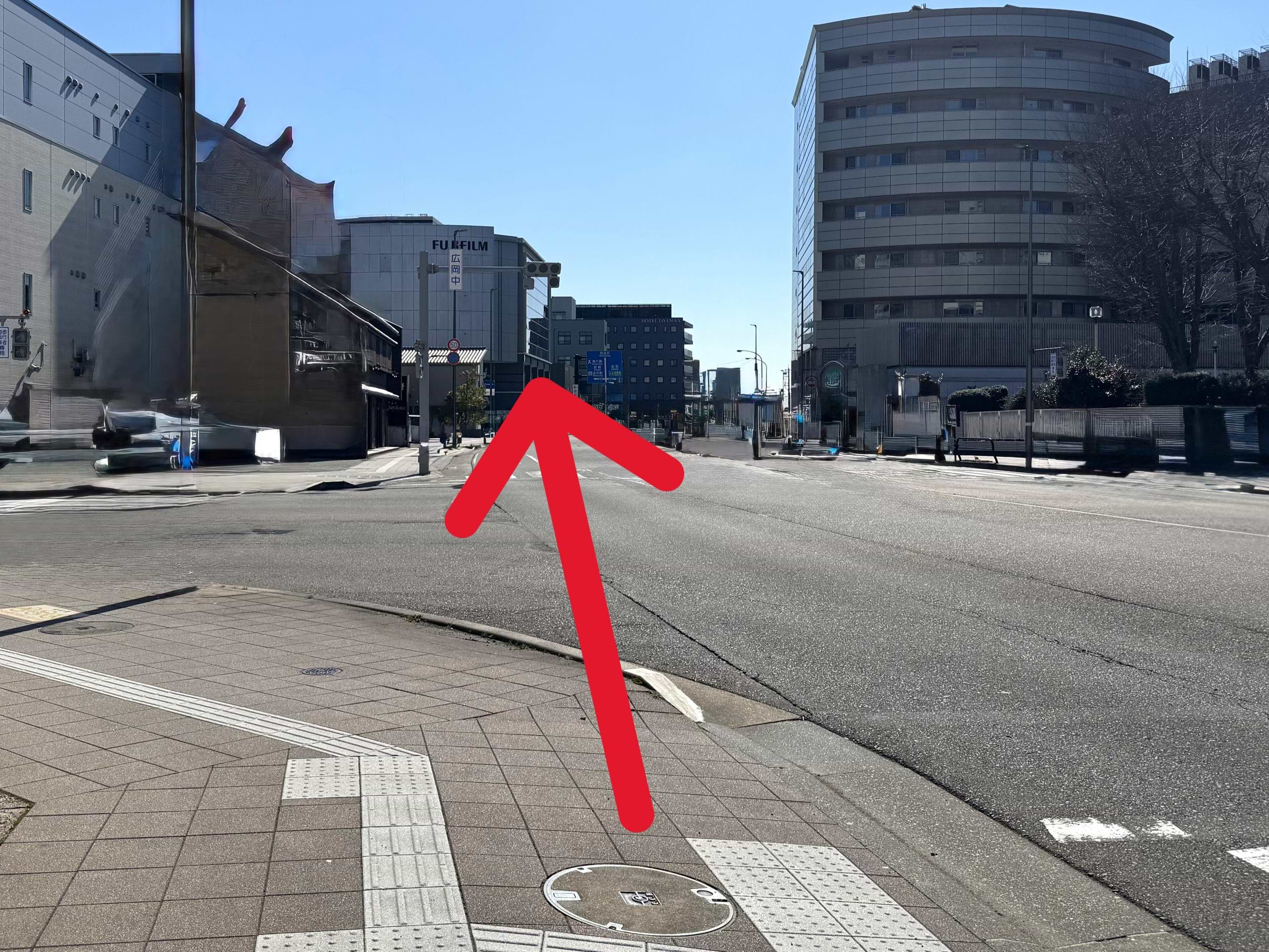 【広岡中】交差点を通過し、さらに120ｍほど直進します