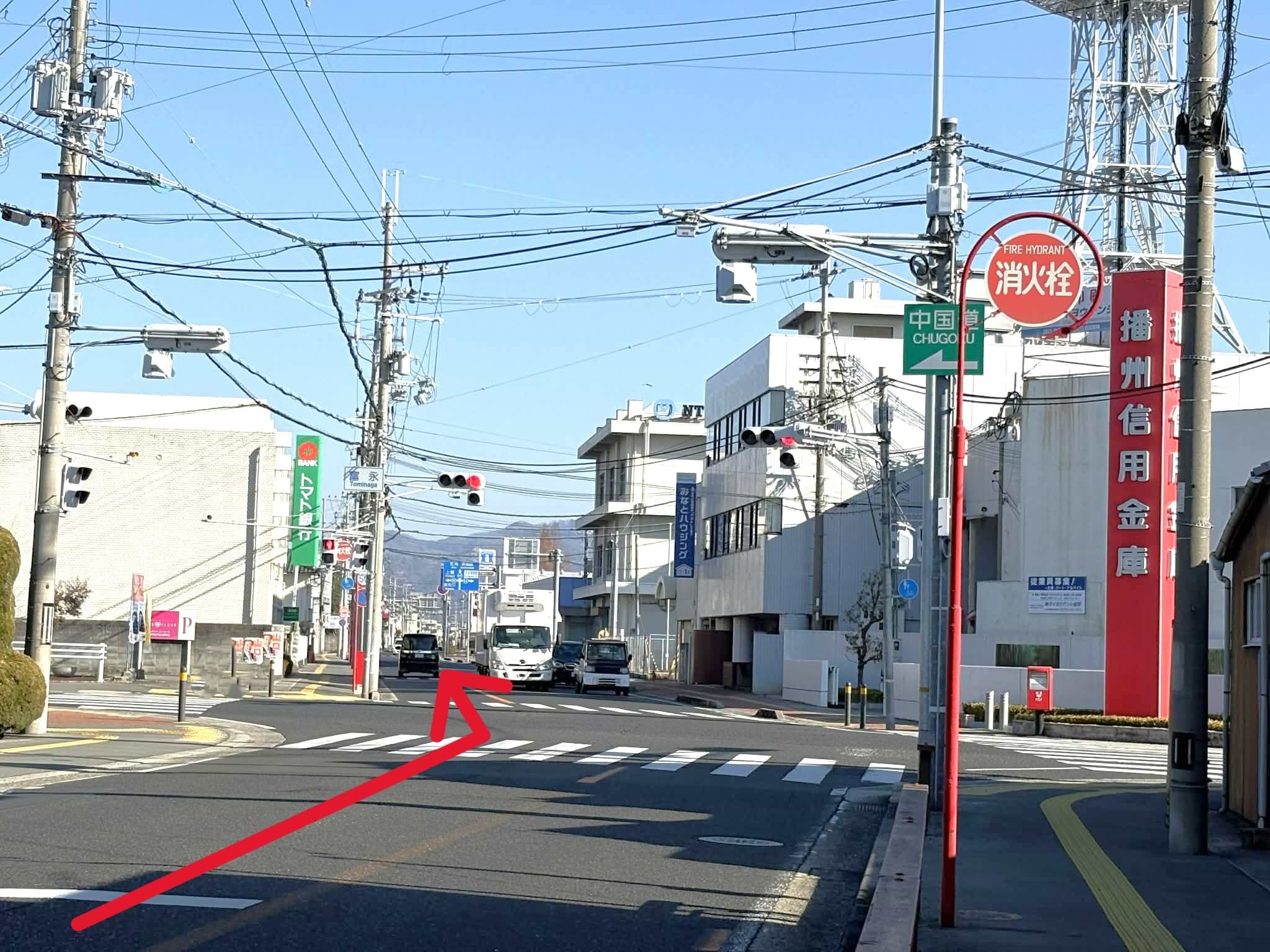 富永交差点をさらに直進します