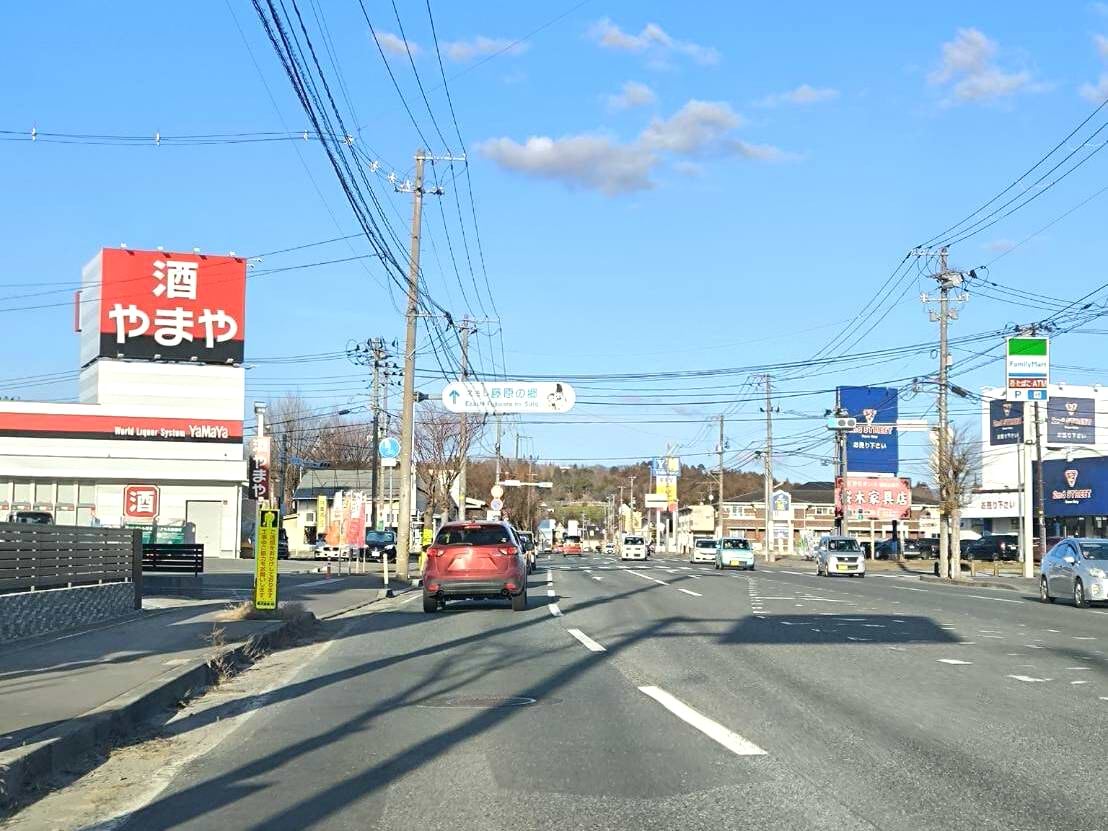 県道8号線を東に進むと、左手に「酒のやまや」が見えてきますので、そのまま直進します。