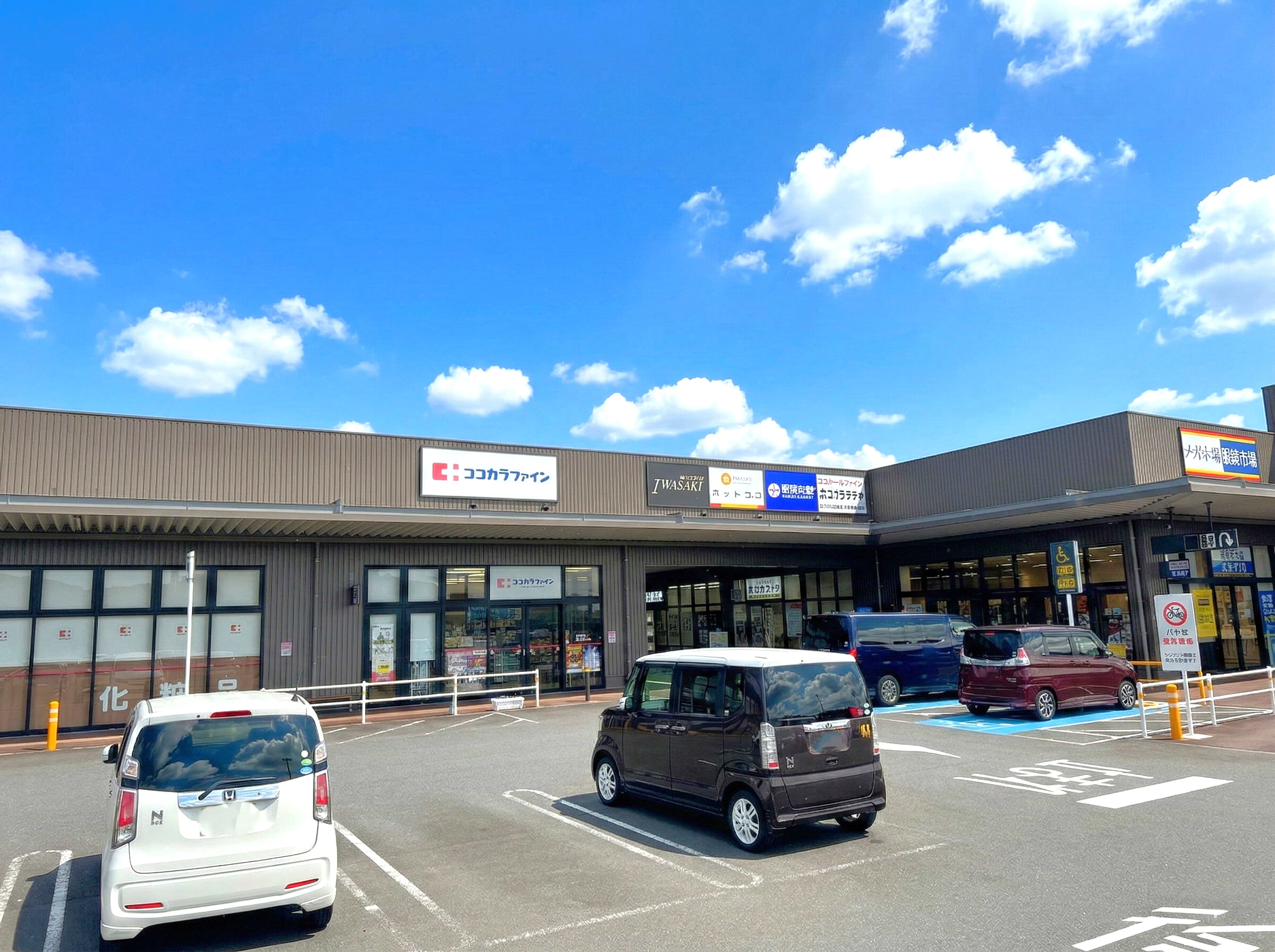 入っていただいたら、突き当りを右へ進みます