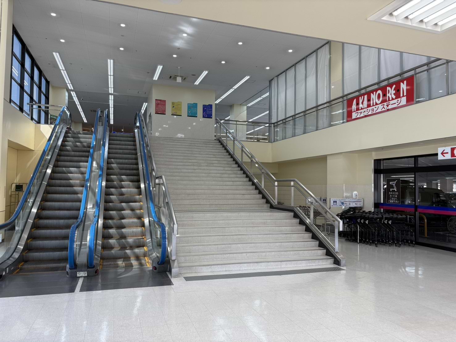 エスカレーターまたはエレベーターで2階に上がってすぐ、あかのれん江南店様の真横にございます。青い看板が目印です