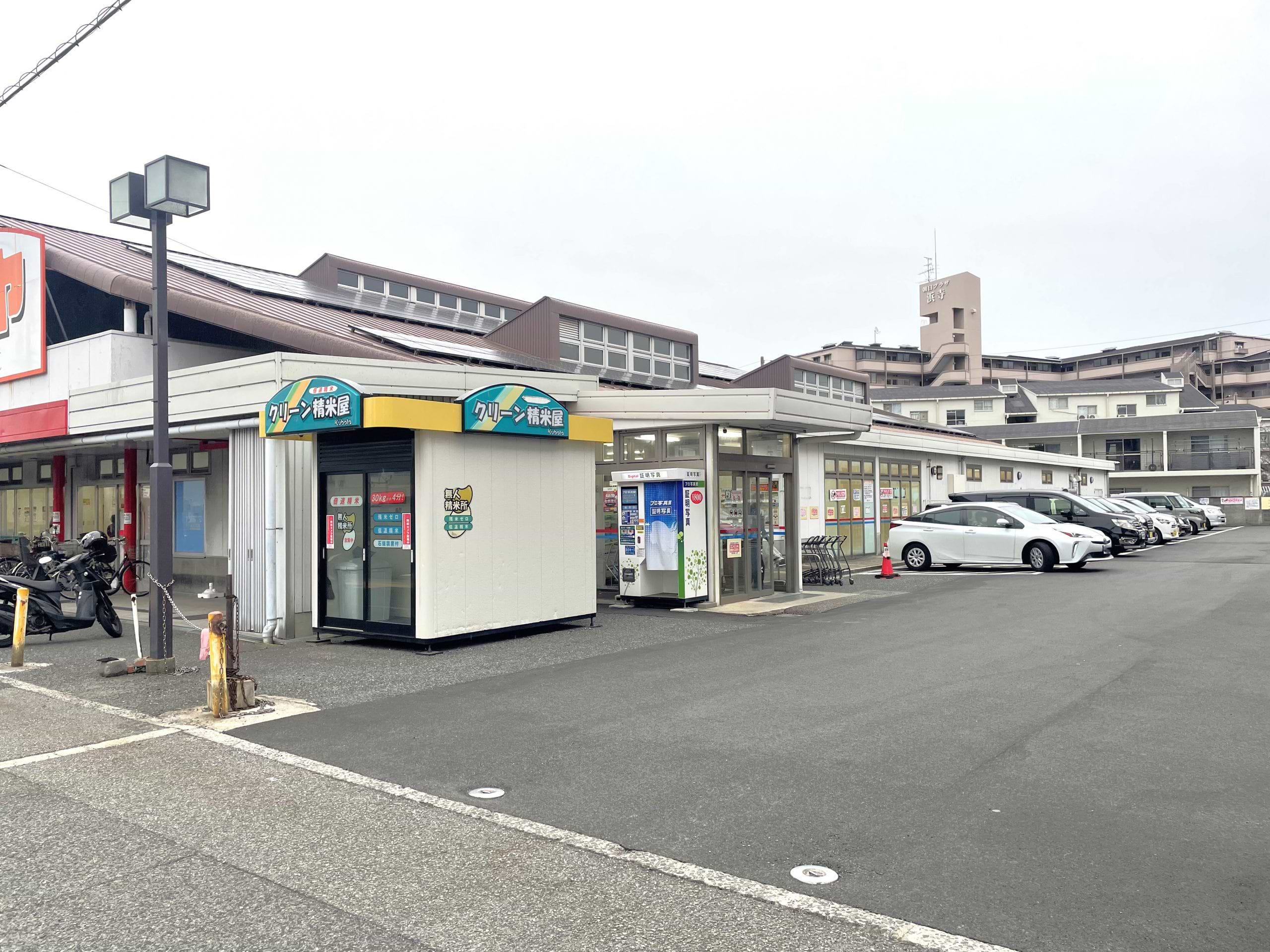 クリーン精米屋の隣が、駐車場から店舗への入口です