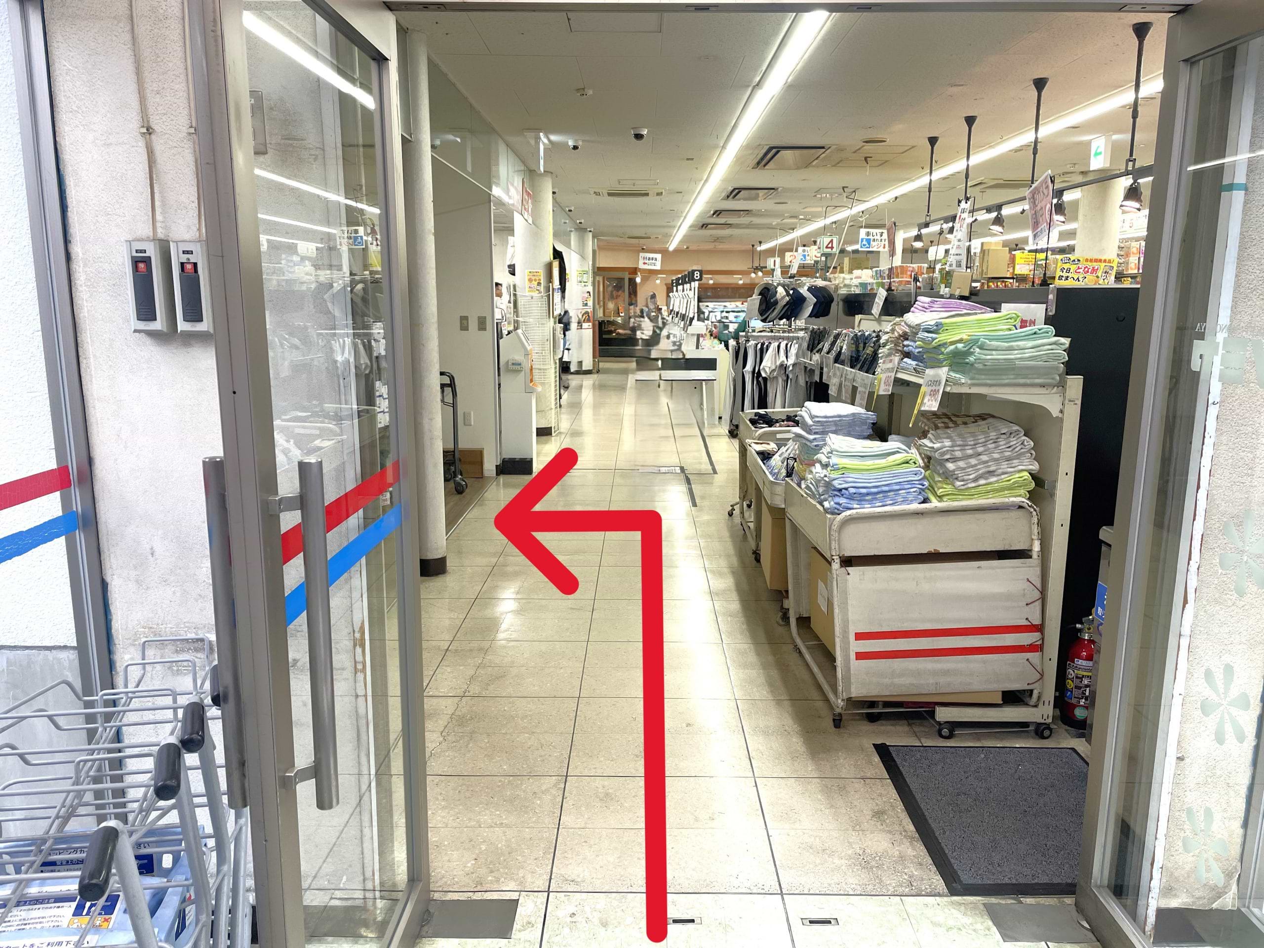 駐車場側入口を入ってすぐ左に当店がございます